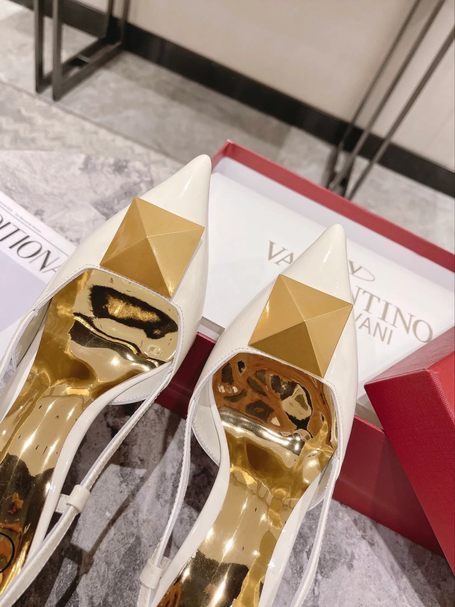 👟👟Ex-factory price 400👟👟 Genuine leather sole +40 Valentino Valentino spring and summer new rivet shoes are new☑️ —————————————— The latest golden big rivet element is full of high-end sense! Extremely fashionable Heel height: 9.5cm Upper: Matt sheepskin Lining: Sheepskin lining Outsole: Italian genuine leather outsole, rubber sole optional Color: Two styles and 8 colors available Code number: 34-41 (34 and 42 customized are not returnable)